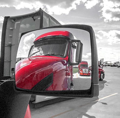 Kenworth T680 in Rearview Truck Mirror